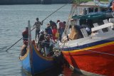 Sejumlah penyintas bencana gempa Situbondo tiba di Pelabuhan Kalbut, Mangaran, Situbondo, Jawa Timur, Kamis (11/10). Sekitar 100 orang penyintas gempa Situbondo asal Pulau Sapudi, Sumenep tiba menggunakan perahu layar motor untuk mengungsi ke keluarganya di Situbondo yang lebih aman. Antara Jatim/Seno/mas/18.