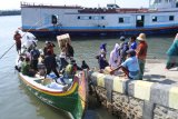 Sejumlah penyintas bencana gempa Situbondo tiba di Pelabuhan Kalbut, Mangaran, Situbondo, Jawa Timur, Kamis (11/10). Sekitar 100 orang penyintas gempa Situbondo asal Pulau Sapudi, Sumenep tiba menggunakan perahu layar motor untuk mengungsi ke keluarganya di Situbondo yang lebih aman. Antara Jatim/Seno/mas/18.