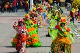 Peserta memperagakan kreasi busana dari bahan plastik yang didaur di Alun-Alun Sidoarjo, Jawa Timur, Minggu (14/10). Peragaan busana daur ulang dan pameran kerajinan hasil daur ulang tersebut bertujuan untuk meningkatkan kepedulian dan peran aktif mulai dari pribadi, dan komunitas dalam mengelola sampah khususnya untuk mewujudkan Indonesia bebas sampah tahun 2020. Antara Jatim/Umarul Faruq/mas/18