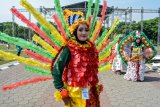 Peserta memperagakan kreasi busana dari bahan plastik yang didaur di Alun-Alun Sidoarjo, Jawa Timur, Minggu (14/10). Peragaan busana daur ulang dan pameran kerajinan hasil daur ulang tersebut bertujuan untuk meningkatkan kepedulian dan peran aktif mulai dari pribadi, dan komunitas dalam mengelola sampah khususnya untuk mewujudkan Indonesia bebas sampah tahun 2020. Antara Jatim/Umarul Faruq/mas/18