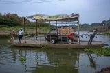 Warga menyebrang sungai Citarum menggunakan perahu eret di Kawasan Rengasdengklok, Karawang, Jawa Barat, Jumat (05/10). Perahu eret tersebut digunakan warga setempat untuk menyeberang antar desa Sumbersari dan Desa Renggasdengklok Selatan, Wilayah Karawang - Bekasi dengan ongkos untuk motor Rp2.000 dan Mobil Rp10.000 per sekali menyeberang. ANTARA JABAR/M Ibnu Chazar/agr/18.