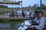 Warga menyebrang sungai Citarum menggunakan perahu eret di Kawasan Rengasdengklok, Karawang, Jawa Barat, Jumat (05/10). Perahu eret tersebut digunakan warga setempat untuk menyeberang antar desa Sumbersari dan Desa Renggasdengklok Selatan, Wilayah Karawang - Bekasi dengan ongkos untuk motor Rp2.000 dan Mobil Rp10.000 per sekali menyeberang. ANTARA JABAR/M Ibnu Chazar/agr/18.
