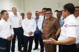 Direktur Pemasaran Korporat Pertamina, Basuki Trikora Putra bersama Bupati Kubu Raya, Rusman Ali, didampingi Executive General Manager PT Angkasa Pura II Bandara Supadio, Jon Mukhtar, Vice President Aviation Pertamina, Heldi Hendri dan Branch Manager Marketing Pertamina MOR VI Kalbarteng, Teuku Johan Miftah saat peresmian Depot Pengisian Pesawat Udara (DPPU) Bandara Internasional Supadio di Kabupaten Kubu Raya, Kalbar, Senin (1/10). PT Pertamina (Persero) Marketing Operation Region (MOR) VI Kalimantan meresmikan DPPU guna  memberikan pelayanan BBM avtur kepada maskapai penerbangan di Bandara Supadio Internasional Pontianak. ANTARA FOTO/Jessica Helena Wuysang/18