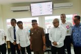 Direktur Pemasaran Korporat Pertamina, Basuki Trikora Putra bersama Bupati Kubu Raya, Rusman Ali, didampingi Executive General Manager PT Angkasa Pura II Bandara Supadio, Jon Mukhtar, Vice President Aviation Pertamina, Heldi Hendri dan Branch Manager Marketing Pertamina MOR VI Kalbarteng, Teuku Johan Miftah saat peresmian Depot Pengisian Pesawat Udara (DPPU) Bandara Internasional Supadio di Kabupaten Kubu Raya, Kalbar, Senin (1/10). PT Pertamina (Persero) Marketing Operation Region (MOR) VI Kalimantan meresmikan DPPU guna  memberikan pelayanan BBM avtur kepada maskapai penerbangan di Bandara Supadio Internasional Pontianak. ANTARA FOTO/Jessica Helena Wuysang/18