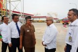 Direktur Pemasaran Korporat Pertamina, Basuki Trikora Putra bersama Bupati Kubu Raya, Rusman Ali, didampingi Executive General Manager PT Angkasa Pura II Bandara Supadio, Jon Mukhtar, Vice President Aviation Pertamina, Heldi Hendri dan Branch Manager Marketing Pertamina MOR VI Kalbarteng, Teuku Johan Miftah saat peresmian Depot Pengisian Pesawat Udara (DPPU) Bandara Internasional Supadio di Kabupaten Kubu Raya, Kalbar, Senin (1/10). PT Pertamina (Persero) Marketing Operation Region (MOR) VI Kalimantan meresmikan DPPU guna  memberikan pelayanan BBM avtur kepada maskapai penerbangan di Bandara Supadio Internasional Pontianak. ANTARA FOTO/Jessica Helena Wuysang/18