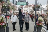 Menteri Luar Negeri Retno Marsudi (kiri) bersama Menteri Luar Negeri Palestina Riyad al-Maliki (tengah) dan Wali Kota Bandung Oded M. Danial (kanan) melihat plang nama jalan usai persemian Palestine Walk : Road To Freedom di kawasan Alun-alun Timur, Bandung, Jawa Barat, Sabtu (13/10). Pemerintah Indonesia bersama Pemerintah Kota Bandung membangun jalur pedestrian Palestine Walk sebagai bentuk komitmen dukungan memperkuat solidaritas dan pemahaman masyarakat atas perjuangan kemerdekaan Palestina. ANTARA JABAR/Novrian Arbi/agr/18