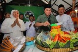 Ketua Tim Kampanye Nasional (TKN) Erick Thohir (ketiga kanan) didampingi Penasihat  Jaringan Kiai-Santri Nasional (JKSN) yang juga merupakan Gubernur Jawa Timur Terpilih Khofifah Indar Parawansa (kiri) memotong tumpeng saat peresmian Rumah Aspirasi Jaringan Kyai Santri Nasional (JKSN) di Jalan Diponegoro, Surabaya, Jawa Timur, Jumat (26/10/2018). Posko itu merupakan tempat aspirasi JKSN dalam memenangkan pasangan Calon Presiden dan Calon Wakil Presiden Jokowi - KH Maruf Amin dalam Pilpres 2019. Antara Jatim/Didik Suhartono/ZK.
