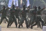 Prajurit TNI melakukan atraksi beladiri  Yongmodo dalam Peringatan HUT TNI Ke-73 di Lapangan Rampal, Malang, Jawa Timur, Jumat (5/10). Kegiatan tersebut juga dimeriahkan dengan pameran alutsista dari berbagai satuan TNI. Antara Jatim/Ari Bowo Sucipto/mas/18.