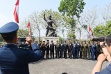 Sejumlah pejabat berfoto di dekat patung utama Monumen Kresek seusai upacara peringatan Hari Kesaktian Pancasila di areal Monumen Korban Keganasan PKI di Desa Kresek, Kecamatan Wungu, Kabupaten Madiun, Jawa Timur, Senin (1/10). Pemkab Madiun menggelar upacara Hari Kesaktian Pancasila di lokasi tersebut untuk mengenang peristiwa pemberotakan yang dilakukan PKI pada 1948. Antara Jatim/Siswowidodo/mas/18.