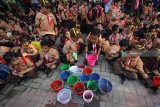 Pelajar SD Negeri Kaliasin 1 mengamati benih ikan sebelum ditebar di Sungai Kalimas, Surabaya, Jawa Timur, Sabtu (6/10). Kegiatan tebar 8.000 benih ikan tersebut guna menanamkan kecintaan terhadap lingkungan kepada pelajar sekaligus dalam rangka memperingati Hari Habitat Sedunia. Antara Jatim/Moch Asim/18