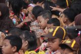 Pelajar SD Negeri Kaliasin 1 mengamati benih ikan sebelum ditebar di Sungai Kalimas, Surabaya, Jawa Timur, Sabtu (6/10). Kegiatan tebar 8.000 benih ikan tersebut guna menanamkan kecintaan terhadap lingkungan kepada pelajar sekaligus dalam rangka memperingati Hari Habitat Sedunia. Antara Jatim/Moch Asim/18