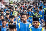 Ratusan santri mengikuti long march saat peringatan Hari Santri di Purwakarta, Jawa Barat, Sabtu (20/10/2018). Kegiatan tersebut dalam rangka memperingati Hari Santri Nasional pada 22 Oktober mendatang. ANTARA JABAR/M Ibnu Chazar/agr.