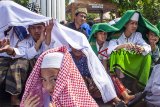 Santri beristirahat usai mengikuti long march peringatan Hari Santri di Purwakarta, Jawa Barat, Sabtu (20/10/2018). Kegiatan tersebut dalam rangka memperingati Hari Santri Nasional pada 22 Oktober mendatang. ANTARA JABAR/M Ibnu Chazar/agr.