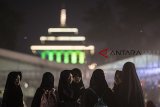 Sejumlah santriwati menghadiri acara Puncak perayaan Hari Santri Nasional 2018 di lapangan Gasibu, Bandung, Jawa Barat, Minggu (21/10/2018). Acara yang dihadiri santri tersebut dalam rangka memperingati Hari Santri Nasional yang ke-3. ANTARA JABAR/M Agung Rajasa/agr.