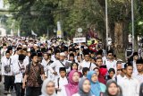 Ribuan santri jalan bersama sebelum menghadiri acara Puncak perayaan Hari Santri Nasional 2018 di lapangan Gasibu, Bandung, Jawa Barat, Minggu (21/10/2018). Acara yang dihadiri santri tersebut dalam rangka memperingati Hari Santri Nasional yang ke-3. ANTARA JABAR/M Agung Rajasa/agr.