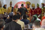 Sejumlah peserta membacakan teks Sumpah Pemuda saat memperingati Hari Sumpah Pemuda di Gedung Indonesia Menggugat, Bandung, Jawa Barat, Minggu (28/10/2018). Dalam peringatan tersebut, peserta juga mementaskan teatrikal tentang perjuangan pemuda. ANTARA JABAR/Raisan Al Farisi/agr.