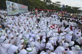 Ribuan santri menghadiri apel upacara hari santri nasional dan kirab santri di Lapangan Dadaha, Kota Tasikmalaya, Jawa Barat, Senin (22/10/2018). Dalam peringatan tersebut menyerukan sejarah penyebaran Islam Nusantara, Tasikmalaya sudah dikenal sebagai salah satu daerah penyebaran Islam terbesar di Indonesia dan mengajak untuk memperkuat silaturahim para santri dan ulama di Indonesia dan dunia. ANTARA JABAR/Adeng Bustomi/agr.
