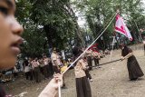 Sejumlah anggota pramuka bermain ketangkasan saat perkemahan Pramuka Berkebutuhan Khusus di di Taman Pramuka, Bandung, Jawa Barat, Kamis (25/10/2018). Kegiatan yang diikuti 27 sekolah luar biasa ini bertujuan untuk mengasah kemampuan mental, fisik, wawasan, pengalaman dan memperkuat kecintaan kepada tanah air. ANTARA JABAR/M Agung Rajasa/agr.
