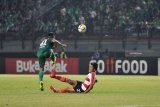 Pesepak bola Persebaya Surabaya Irfan Jaya (kiri) berebut bola dengan pesepak bola Madura United Bayu Gatra Sanggi Awan (kanan) dalam lanjutan Liga-1 Indonesia di Stadion Gelora Bung Tomo (GBT), Surabaya, Jawa Timur, Kamis (25/10/2018). Persebaya Surabaya kalahkan Madura United dengan skor 4-0. Antara Jatim/M Risyal Hidayat/ZK.