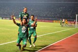 Pesepak bola Persebaya Surabaya Osvaldo Ardiles Haay (bawah) dan Oktafianus Fernando (atas) dan Fandi Eko Utomo (kanan) melakukan selebrasi usai mencetak gol kegawang Madura United dalam lanjutan Liga-1 Indonesia di Stadion Gelora Bung Tomo (GBT), Surabaya, Jawa Timur, Kamis (25/10/2018). Persebaya Surabaya kalahkan Madura United dengan skor 4-0. Antara Jatim/M Risyal Hidayat/ZK.