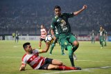 Pesepak bola Persebaya Surabaya Otavio Dutra (kanan) berebut bola dengan pesepak bola Madura United Fabiano Da Rosa Beltrame (kiri) dalam lanjutan Liga-1 Indonesia di Stadion Gelora Bung Tomo (GBT), Surabaya, Jawa Timur, Kamis (25/10/2018). Persebaya Surabaya kalahkan Madura United dengan skor 4-0. Antara Jatim/M Risyal Hidayat/ZK.