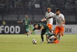 Pesepak bola Persebaya Surabaya Robertino Pugliara (kiri) dihadang pesepak bola Borneo FC dalam lanjutan Liga-1 Indonesia di Stadion Gelora Bung Tomo, Surabaya, Jawa Timur, Sabtu (13/10). Persebaya Surabaya dikalahkan Borneo FC dengan skor 0-1. Antara Jatim/M Risyal Hidayat/mas/18