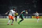 Pesepak bola Persebaya Surabaya Rishadi Fauzi (kanan) dibayangi pesepak bola Borneo FC Renan Da Silva Alves (kiri) dalam lanjutan Liga-1 Indonesia di Stadion Gelora Bung Tomo, Surabaya, Jawa Timur, Sabtu (13/10). Persebaya Surabaya dikalahkan Borneo FC dengan skor 0-1. Antara Jatim/M Risyal Hidayat/mas/18