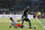 Pesepak bola Persebaya Surabaya O.K. John (kanan) dibayangi pesepak bola Borneo FC Edy Gunawan (kiri) dalam lanjutan Liga-1 Indonesia di Stadion Gelora Bung Tomo, Surabaya, Jawa Timur, Sabtu (13/10). Persebaya Surabaya dikalahkan Borneo FC dengan skor 0-1. Antara Jatim/M Risyal Hidayat/mas/18