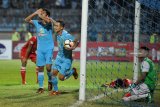 Pesepak bola Persela Lamongan Syahroni (kedua kiri) bersama Ahmad Birrul Walidain (ketiga kiri) usai mencetak gol kegawang Barito Putera Marcel dalam lanjutan Liga-1 Indonesia di Stadion Surajaya Lamongan, Jawa Timur, Selasa (23/10/2018). Persela Lamongan kalahkan Barito Putera dengan skor 2-1. Antara Jatim/M Risyal Hidayat/ZK.