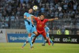 Pesepak bola Persela Lamongan Wallace Costa Alves (kiri) duel udara dengan pesepak bola Barito Putera Jajang Sukmara (kanan) dalam lanjutan Liga-1 Indonesia di Stadion Surajaya Lamongan, Jawa Timur, Selasa (23/10/2018). Persela Lamongan kalahkan Barito Putera dengan skor 2-1. Antara Jatim/M Risyal Hidayat/ZK.