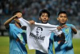 Pesepak bola Persela Lamongan Syahroni (ketiga kiri) bersama Ahmad Birrul Walidain (kiri) dan Dendy Sulistyawan (kanan) menunjukkan kaos bergambar legenda Persela Lamongan Choirul Huda usai mencetak gol kegawang Barito Putera Marcel dalam lanjutan Liga-1 Indonesia di Stadion Surajaya Lamongan, Jawa Timur, Selasa (23/10/2018). Persela Lamongan kalahkan Barito Putera dengan skor 2-1. Antara Jatim/M Risyal Hidayat/ZK.