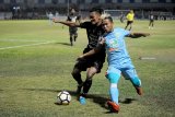 Pesepak bola Persela Lamongan Moch. Fahmi Al Ayyubi (kanan) berebut bola dengan pesepak bola PSIS Semarang Gilang Ginarsa (kiri) dalam lanjutan Liga 1 Indonesia di Stadion Surajaya Lamongan, Jawa Timur, Jumat (5/10). Persela Lamongan bermain imbang dengan PSIS Semarang dengan skor 1-1. Antara Jatim/M Risyal Hidayat/mas/18.