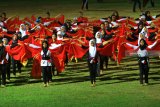 Penari gandrung berlatih menari kolosal di Stadion Diponegoro, Banyuwangi, Jawa Timur, Minggu (7/10). Latihan tari yang diikuti 1.200 penari gandrung itu, sebagai persiapan festival gandrung sewu yang akan digelar pada 20 oktober di Pantai Boom Banyuwangi. Antara Jatim/Budi Candra Setya/mas/18.