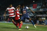 Pesepakbola Arema FC , Johan Al Farisy (kanan) berusaha melepaskan diri dari hadangan dua pesepakbola Madura United dalam pertandingan amal di Stadion Kanjuruhan, Malang, Jawa Timur, Sabtu (29/9). Pertandingan tersebut diadakan untuk mengumpulkan bantuan bagi korban gempa Palu-Donggala serta keluarga suporter Persija Haringga Sirilla. Antara Jatim/Ari Bowo Sucipto/mas/18.