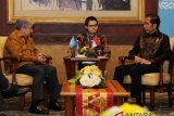 Presiden Joko Widodo (kanan) berbincang dengan Sekjen PBB Antonio Guterres (kiri) saat mengadakan pertemuan bilateral di sela-sela Pertemuan Tahunan IMF-World Bank Group 2018 di Nusa Dua, Bali, Kamis (11/10/2018). ANTARA FOTO/ICom/AM IMF-WBG/Pool/Sonny Tumbelaka/kye 