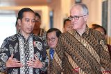 Presiden Joko Widodo (kiri) berbincang dengan mantan Perdana Menteri Australia Malcolm Turnbull di sela kegiatan Our Ocean Conference 2018 di Nusa Dua, Bali, Senin (29/10/2018). ANTARA FOTO/Media OOC 2018/Sigid Kurniawan/pras.