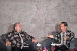     Presiden Joko Widodo (kanan) berbincang dengan Presiden Nauru, Baron Waqa saat mengadakan pertemuan bilateral di sela kegiatan Our Ocean Conference 2018 di Nusa Dua, Bali, Senin (29/10/2018). ANTARA FOTO/Media OOC 2018/Sigid Kurniawan/pras.