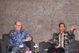     Presiden Joko Widodo (kanan) berbincang dengan Pangeran Monako, Albert II (kiri) saat mengadakan pertemuan bilateral di sela kegiatan Our Ocean Conference 2018 di Nusa Dua, Bali, Senin (29/10/2018). ANTARA FOTO/Media OOC 2018/Sigid Kurniawan/pras.