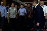 Menkominfo Rudiantara (kedua kiri) dan Pendiri Alibaba Grup Jack Ma (tengah) berbincang usai memberikan keterangan kepada wartawan terkait pertemuan bersama jajaran menteri dalam rangkaian Pertemuan Tahunan IMF - World Bank Group 2018 di Laguna Nusa Dua, Bali, Sabtu (13/10/2018). Salah satu agenda pertemuan tersebut adalah membahas pengembangan teknologi Internet dan e-commerce serta kebijakan digital scholarship di Indonesia. ANTARA FOTO/ICom/AM IMF-WBG/Nicklas Hanoatubun/aww. 