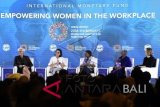 Menteri Keuangan Sri Mulyani (kedua kiri) bersama Direktur Pelaksana International Monetary Fund (IMF) Christine Lagarde (kiri), Executive Secretary United Nation (UN) Economic Commision untuk Afrika Vera Songwe (ketiga kanan), Direktur Eksekutif International Womens Rights Action Watch Asia Pasific Priyanthi Fernando (kedua kanan) dan Deputi Gubernur Senior Bank of Canada Carolyn Wilkins (kanan) menyampaikan paparan saat diskusi tentang Pemberdayaan Wanita di Dunia Kerja pada rangkaian Pertemuan Tahunan IMF World Bank Group 2018 di Bali International Convention Center (BICC), Nusa Dua, Bali, Selasa (9/10). Seminar tersebut membahas kebijakan untuk meningkatkan partisipasi wanita dalam dunia kerja dan penguasaan teknologi. ICom/AM IMF-WBG/Puspa Perwitasari/wdy/2018