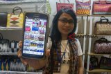 Pembeli melihat sejumlah produk Batik yang dijual secara daring di Bandung, Jawa Barat, Rabu (31/10/18). Menurut data PPRO Payment dan E-Commerce Report di tahun 2018, Indonesia merupakan negara dengan pertumbuhan E-Commerce nomor satu tertinggi di dunia. ANTARA JABAR/Novrian Arbi/agr
