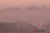     Candi Borobudur terlihat dari ketinggian di Bukit Punthuk Setumbu, Borobudur, Kabupaten Magelang, Jawa Tengah, Sabtu (13/10/2018). Bukit Punthuk Setumbu menjadi destinasi wisata favorit setempat untuk menikmati pemandangan alam dan Candi Borobudur dari ketinggian, khususnya saat waktu matahari terbit. ANTARA FOTO/Aditya Pradana Putra/aww.