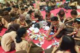 Peserta FSC Goes To School 2018 sedang melaksanakan perlombaan kreatifitas dari kemasan bekas karton minuman yang diikuti oleh total 350 siswa dari SMKN 57 jakarta dan perwakilan 10 sekolah binaan SMKN 57 Jakarta di SMKN 57 Jakarta Selatan. (Megapolitan.Antaranews.Com/Foto/Humas FSC Indonesia).
