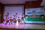 Acara tarian tradisional dipersembahkan oleh para siswi SMKN 57 Jakarta Selatan pada acara FSC Goes To School 2018 di SMKN 57 Jakarta Selatan. (Megapolitan.Antaranews.Com/Foto/Humas FSC Indonesia).