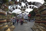 Warga berswafoto di dekat pohon payung geulis tradisional jelang Tasikmalaya Oktober Festival di Taman Kota Tasikmalaya, Jawa Barat, Jumat (12/10). Tasikmalaya Oktober Festival yang digelar 13-16 Oktober 2018 merupakan ajang gabungan yang menjadi agenda tahunan dengan menampilkan Pameran Tasik Kreatif, Food Culinary, Muslim Fashion Show, Gelar Budaya, Seminar Potensi Unggulan, Rakor Komwil III Apkesi, untuk menarik wisata lokal dan mancanegara. ANTARA JABAR/Adeng Bustomi/agr/18