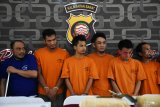 Enam tersangka kasus narkoba dihadirkan saat giat pemusnahan barang bukti di Mapolda Kalbar, Rabu (17/10/2018). Polda Kalbar memusnahkan barang bukti berupa 4,1 kilogram sabu dan 2.157 butir ekstasi yang merupakan hasil tangkapan dari 19 tersangka di tujuh tempat kejadian perkara yaitu antara lain perbatasan Entikong, Bandara Supadio, Kubu Raya, Sambas, Pontianak. ANTARA FOTO/Jessica Helena Wuysang


