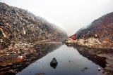 Gunungan sampah yang sudah terbakar di area Tempat Pembuangan Akhir Sampah (TPAS) Jalupang, Karawang, Jawa Barat, Selasa (23/10/2018). Pemerintah Kabupaten Karawang akan mengolah sampah di TPAS tersebut menjadi briket untuk pengganti batu bara. ANTARA JABAR/M Ibnu Chazar/agr.