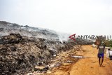 Pemulung membawa sampah dan kardus di Tempat Pembuangan Akhir Sampah (TPAS) Jalupang, Karawang, Jawa Barat, Selasa (23/10/2018). Pemerintah Kabupaten Karawang akan mengolah sampah di TPAS tersebut menjadi briket untuk pengganti batu bara. ANTARA JABAR/M Ibnu Chazar/agr.