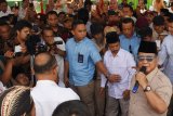 Calon Presiden nomor urut 02 Prabowo Subianto (kedua kanan) menyapa pendukungnya di sela-sela kegiatan berziarah di makam Gubernur Soerjo di Magetan, Jawa Timur, Rabu (31/10/2018). Prabowo melakukan serangkaian kegiatan di Magetan, antara lain melakukan ziarah ke makam Gubernur Soerjo yang merupakan gubernur pertama Jawa Timur. Antara Jatim/Siswowidodo/ZK