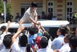 Calon Presiden nomor urut 02 Prabowo Subianto dari atas mobil menyapa pendukungnya seusai berziarah di makam Gubernur Soerjo di Magetan, Jawa Timur, Rabu (31/10/2018). Prabowo melakukan serangkaian kegiatan di Magetan, antara lain melakukan ziarah ke makam Gubernur Soerjo yang merupakan gubernur pertama Jawa Timur. Antara Jatim/Siswowidodo/ZK